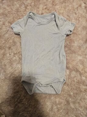​Kyte Baby Short Sleeve Onesie - Newborn (NB)